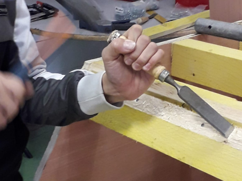 atelier menuiserie fabrication jeunes ciseau à bois
