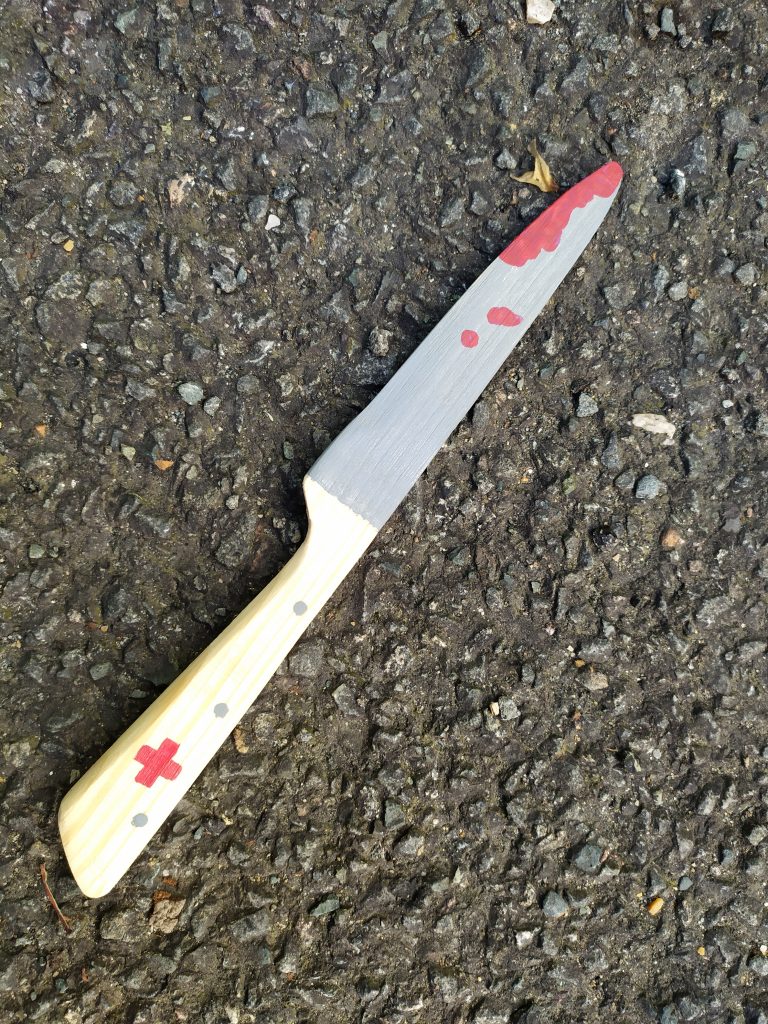 couteau en bois croix rouge - Jokanim'