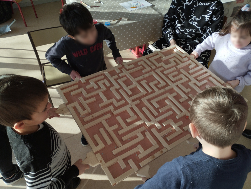 Grand labyrinthe fabriqué par les élèves