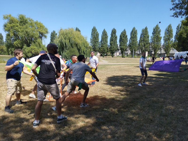 jeu collaboratif des parachutes - équipe adultes