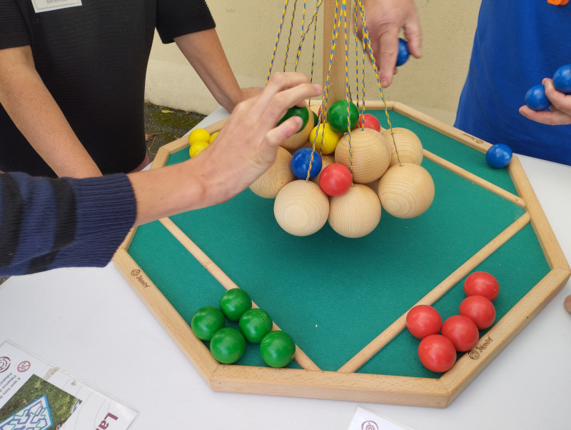Jeu de suspension. Boules en bois. Poser des boules sur des plus grosses qui tiennent en équilibre
