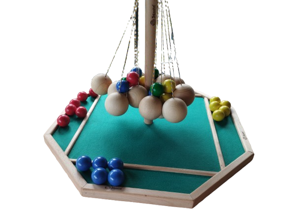 Suspendu est un jeu de patience. Des grosses boules sont suspendues et accrochées à un mât. L'objectif est de placer sur celles-ci les petites boules colorées.