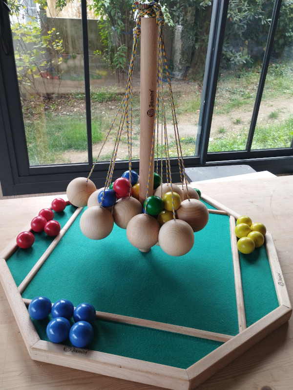 Suspendu est un jeu de patience. Des grosses boules sont suspendues et accrochées à un mât. L'objectif est de placer sur celles-ci les petites boules colorées.
