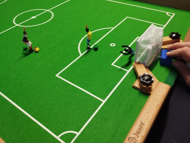 Jeu Tipp-Kick. Tir au but avec défenseur et gardien en position pour plonger