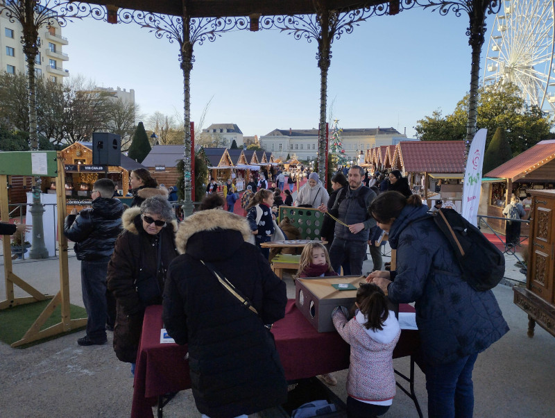 Jeux en bois installés sous le kiosque du jardin du Mail à Angers pour le marché de Noël, le Fabuleux Village de Santa Claus.