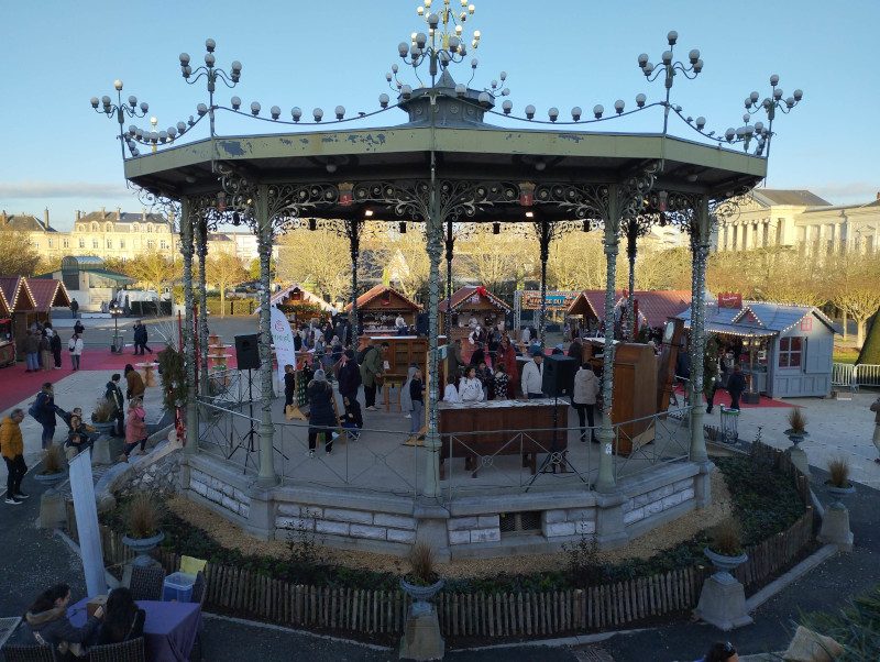 Jeux en bois installés sous le kiosque du jardin du Mail à Angers pour le marché de Noël, le Fabuleux Village de Santa Claus.
