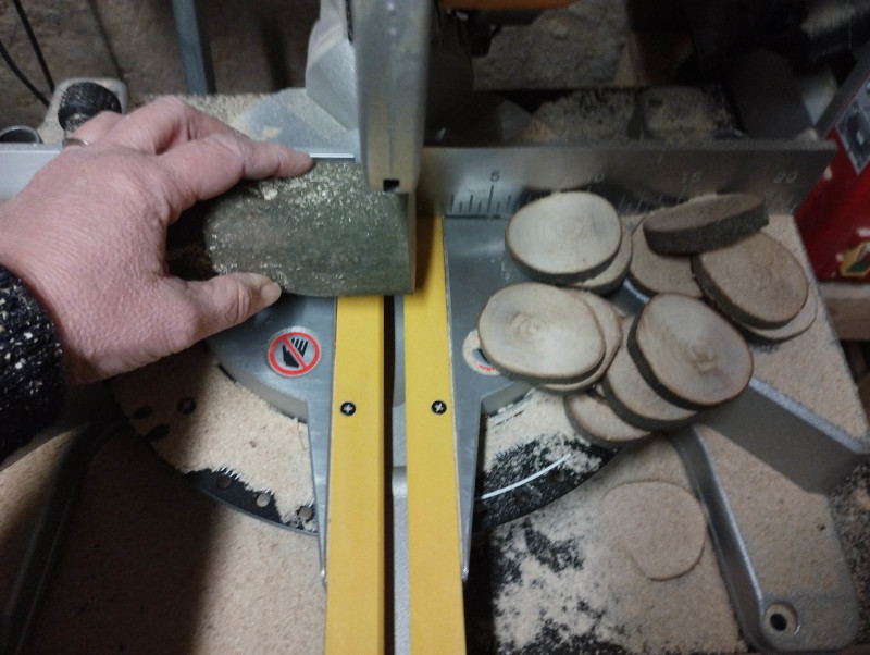 sciage des rondins de laurier pour l'atelier décoration de Noël