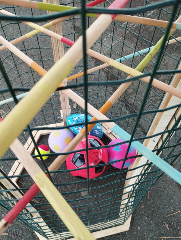 Cage à ballons_zoom sur les baguettes et les ballons dans la cage grillagée