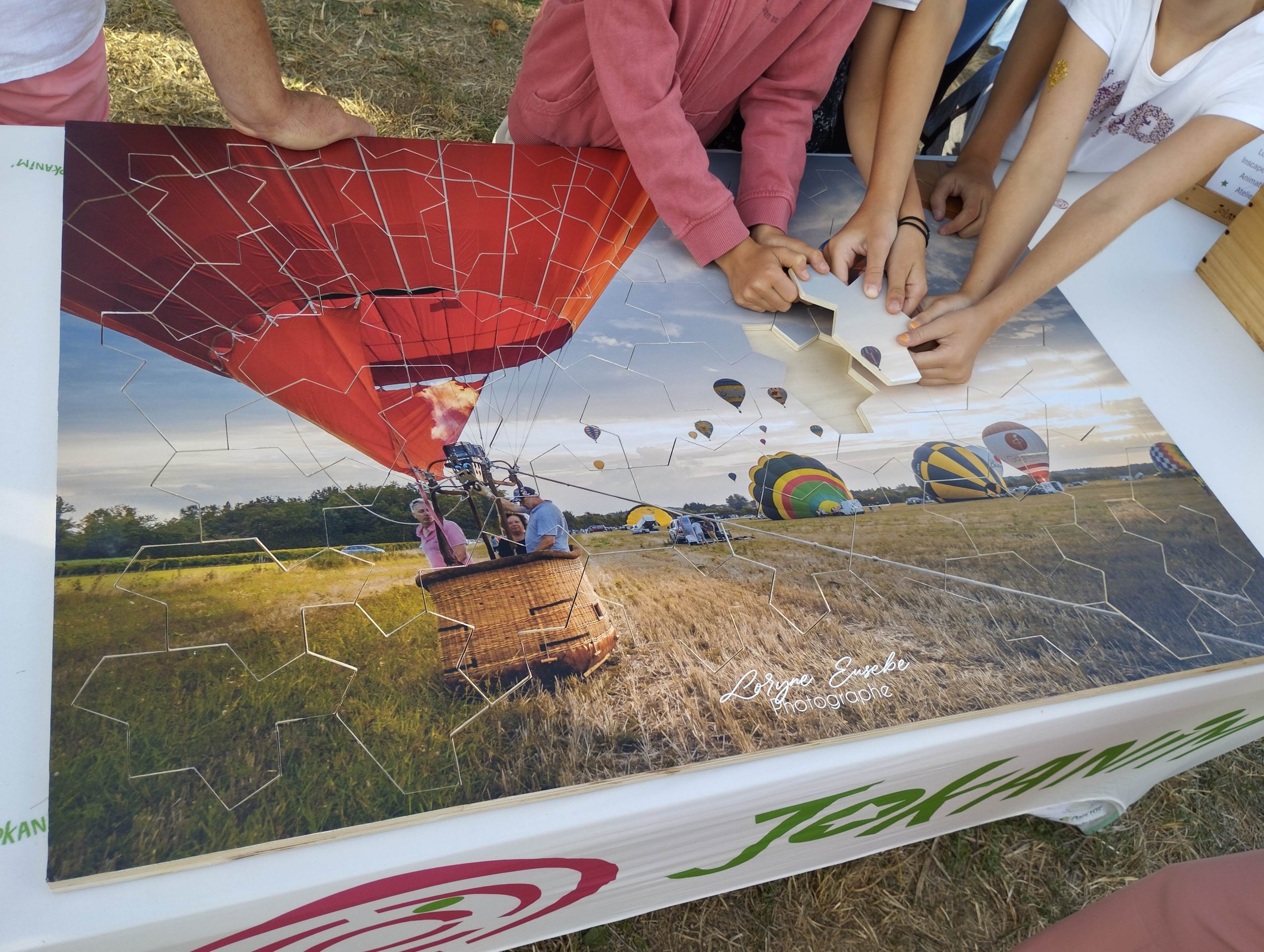 Puzzle géant de 51 pièces représentant des montgolfières à Brissac Loire Aubance