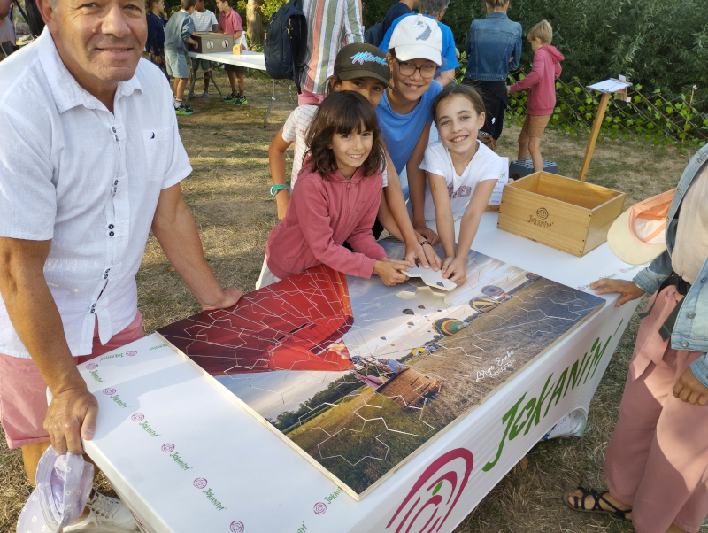 Puzzle géant de 51 pièces représentant des montgolfières à Brissac Loire Aubance - réalisé par une famille
