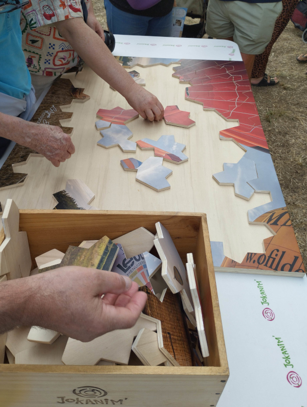 Puzzle géant de 51 pièces représentant des montgolfières à Brissac Loire Aubance_ en cours de construction par des adultes