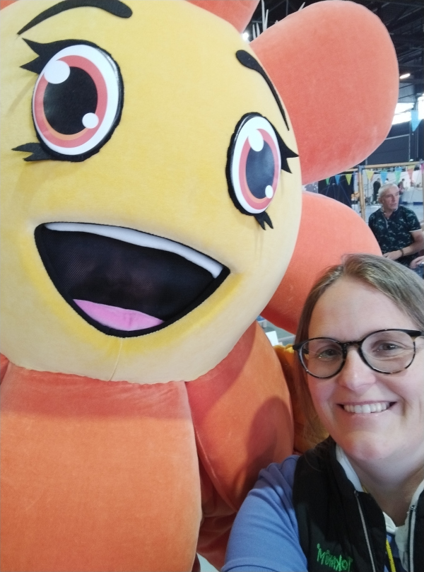 foire d'Angers 2026 - petit Ă la mascotte Fan lors de son passage sur le stand de Jokanim'