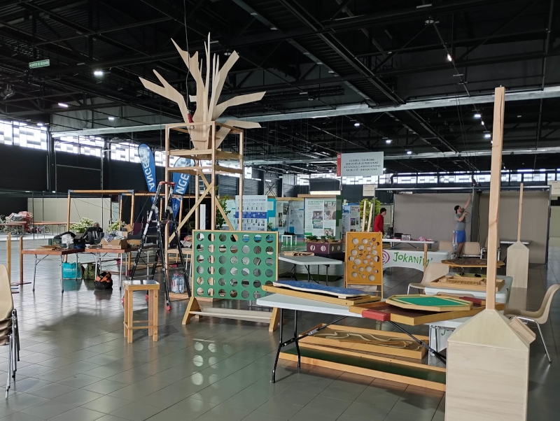 foire d'Angers 2026 - Installation en cours - structure du totem central
